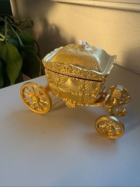 David's Bridal Ring Holder Decorative Fairytale Carriage, EUC